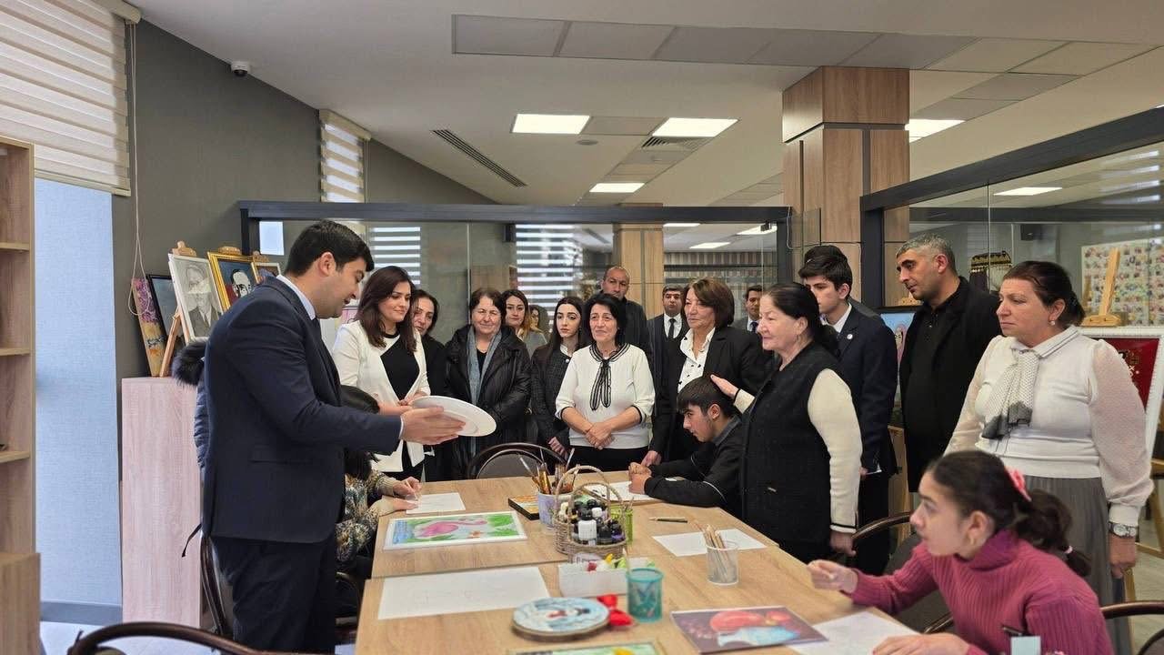 Bərdə Rayon İcra Hakimiyyətinin təşkilatçılığı ilə Qarabağ Regional DOST Mərkəzində həssas qrupdan olan uşaqlar və onların valideynləri üçün maarifləndirici və dəstək yönümlü tədbir təşkil olunmuşdur.